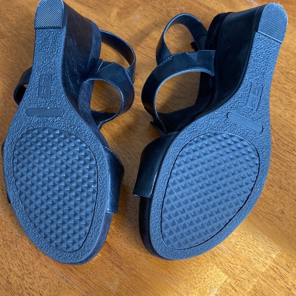 Aerosoles Black Wedge Sandals Size 7 1/2. Velcro strap closure. Soft insole. - Picture 7 of 8